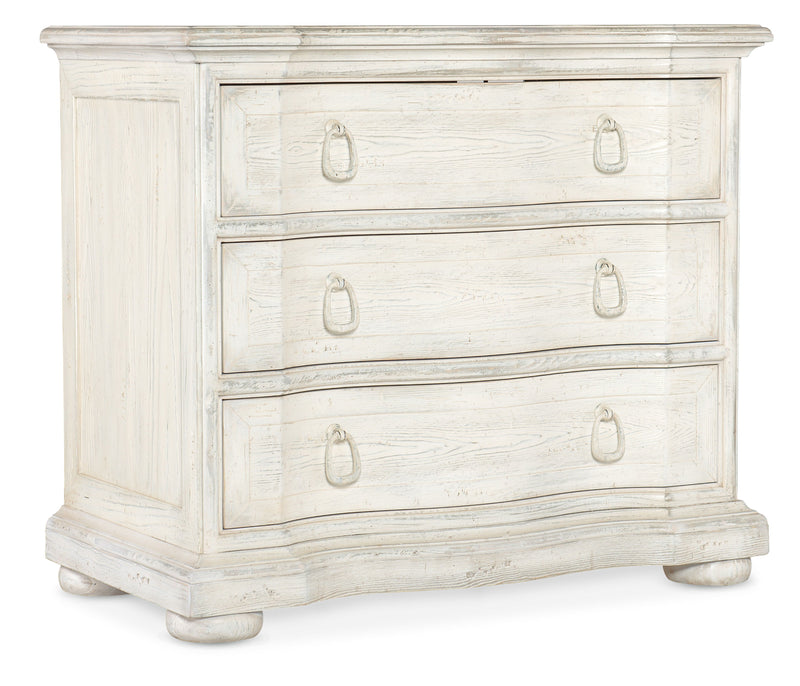 Traditions - 3-Drawer Nightstand.